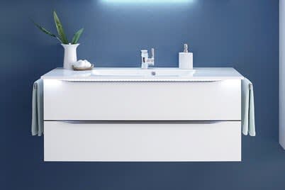 Waschtischunterschränke mit Griffleiste