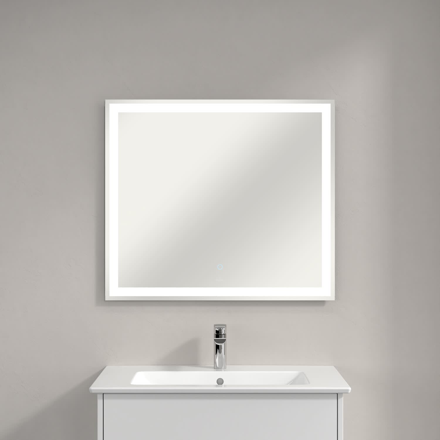 Villeroy & Boch Finero Badspiegel mit umlaufendem LED-Lichtband in den Maßen 80 x 70 cm