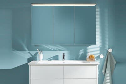 Waschtischunterschrank mit Waschtisch und Spiegelschrank