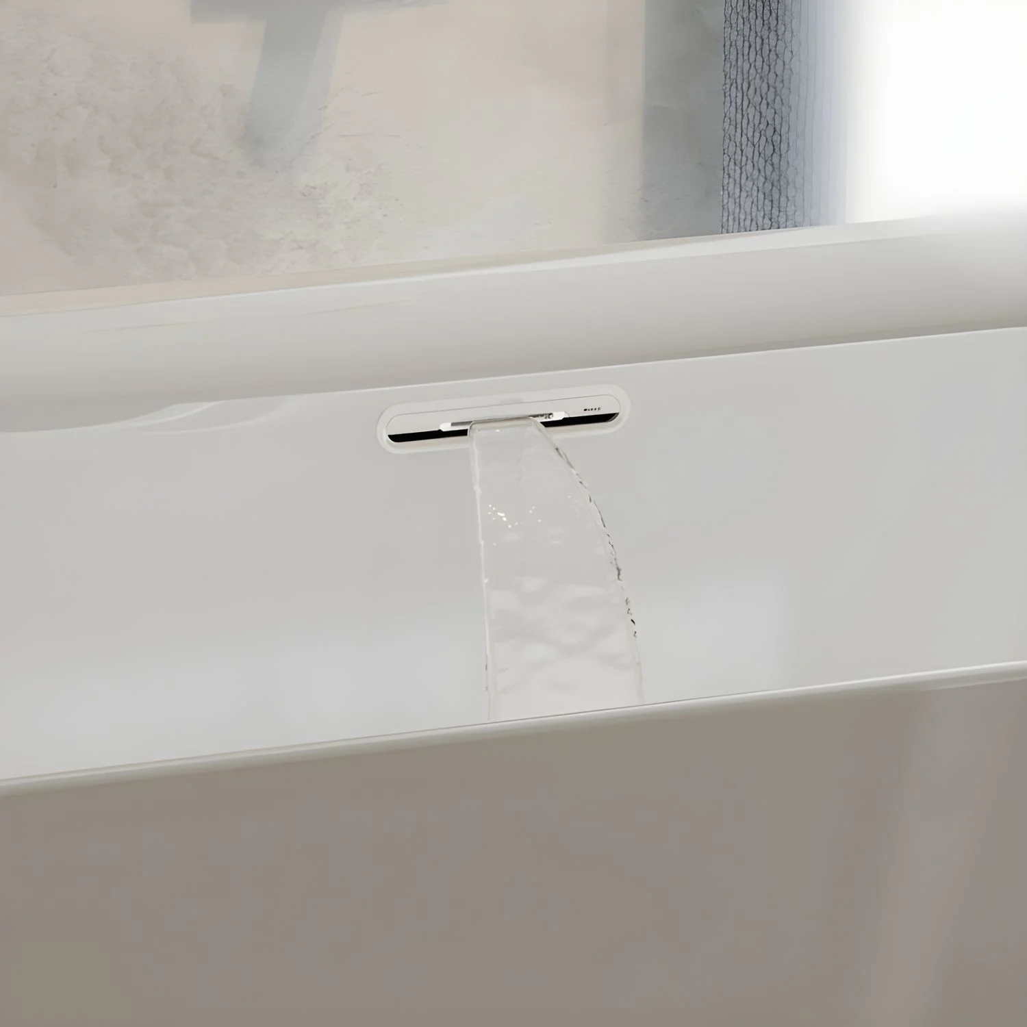 Zbliżenie przelewu jacuzzi z wodą, Riho