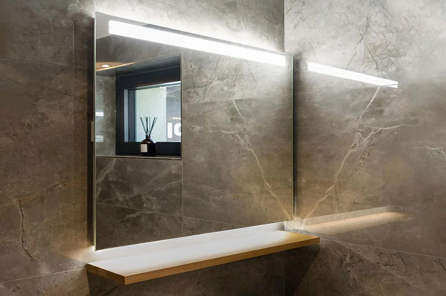 Lustro LED w łazience z marmurowymi płytkami, Schneider