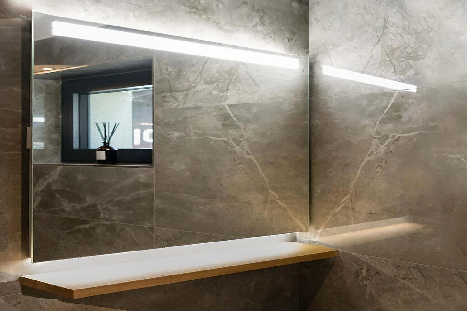 Zbliżenie podświetlanego lustra LED w łazience, Schneider