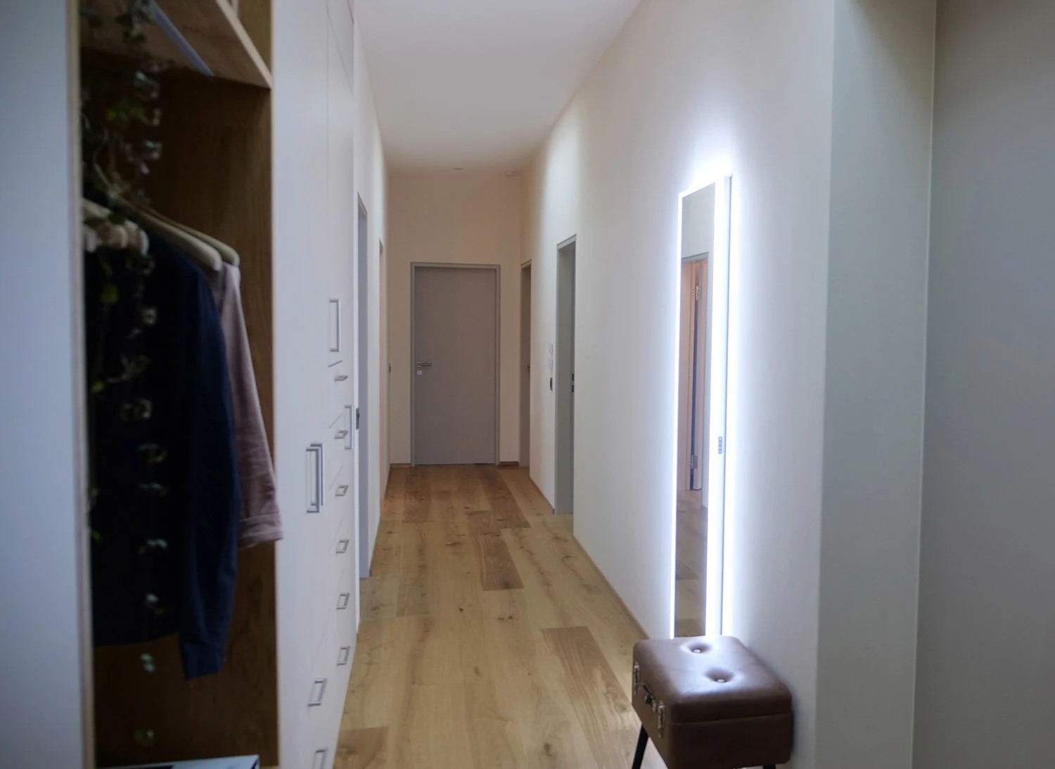 Lustro LED zainstalowane w korytarzu, Schneider