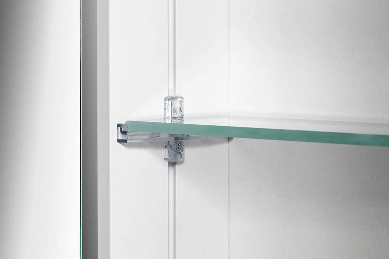 Zbliżenie szklanej półki w szafce, Schneider