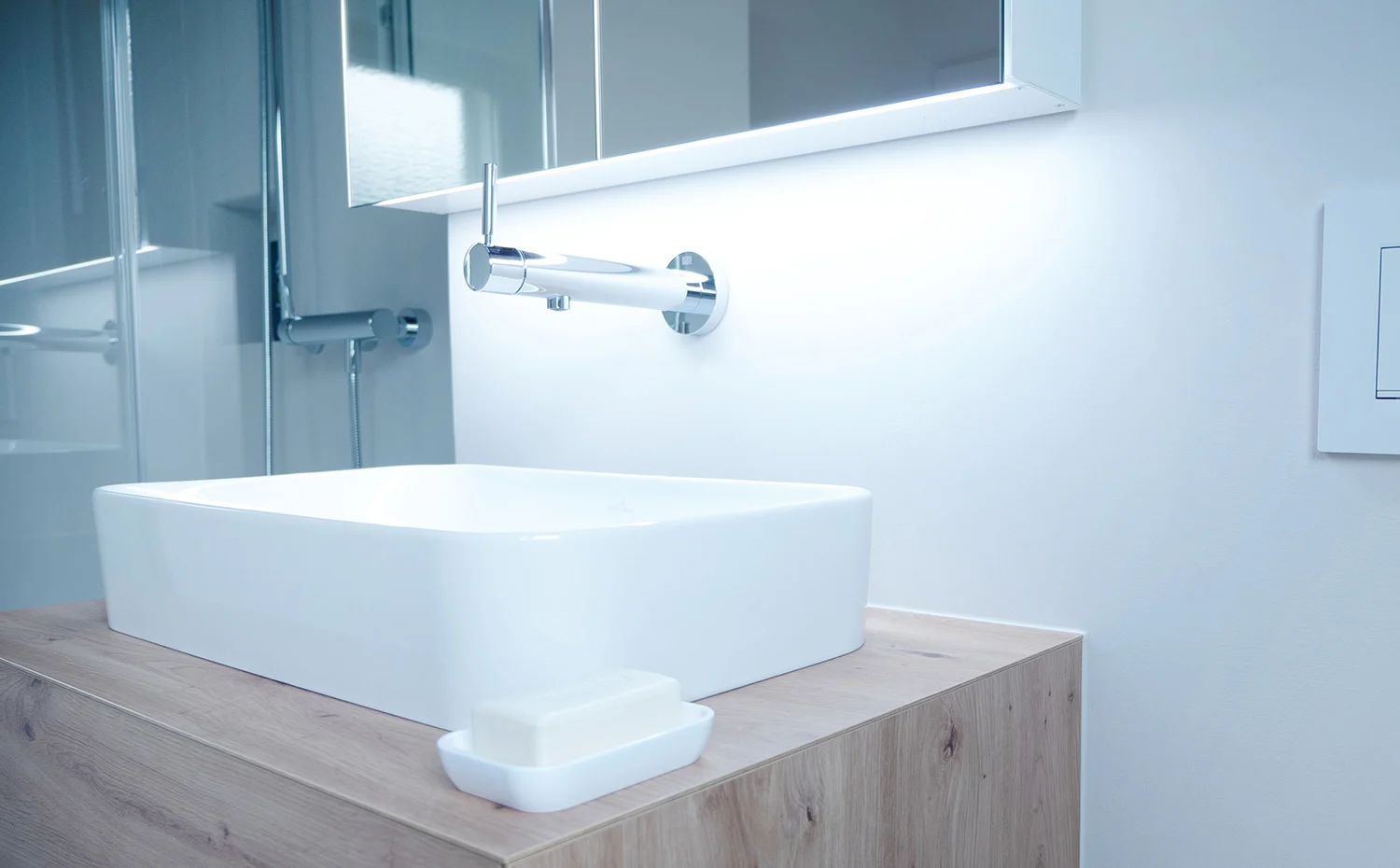 Umywalka z szafką z lustrem LED w łazience, Schneider