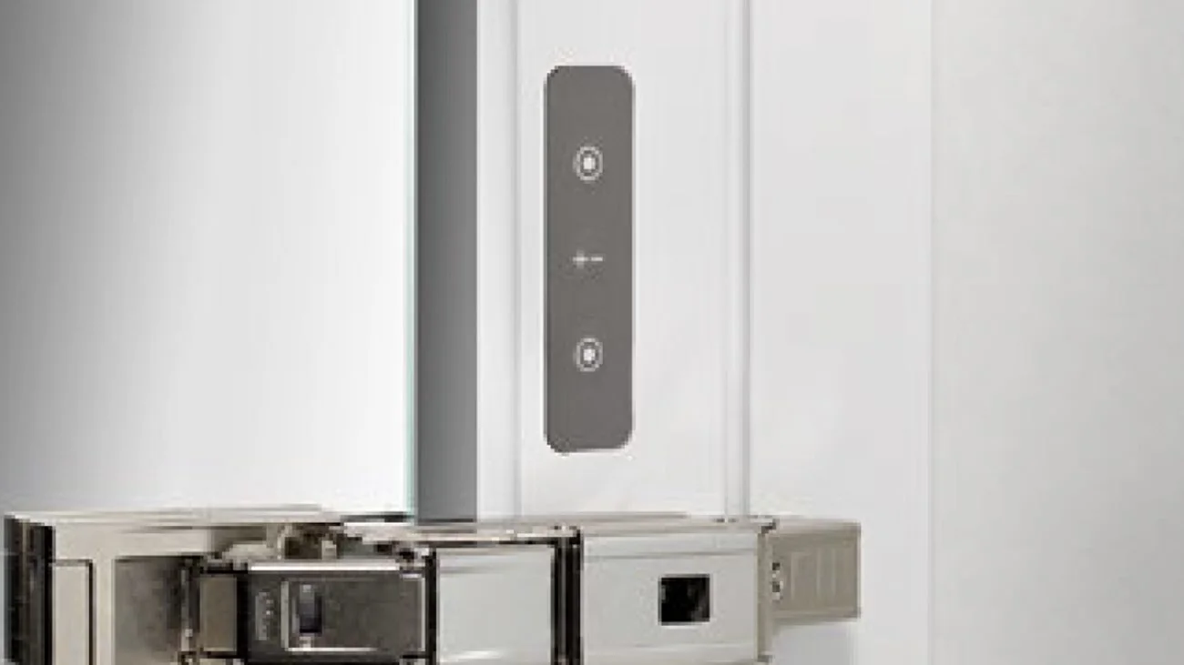 Zbliżenie zawiasu z kontrolą LED, Schneider