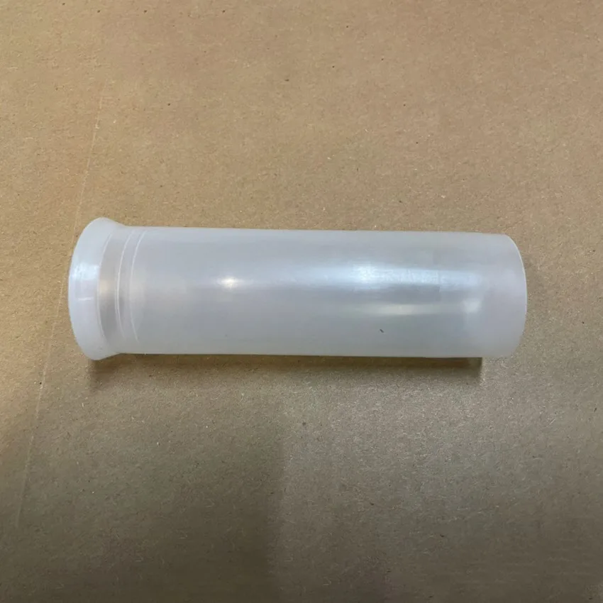 Plastikowa rura widok z boku na beżowym tle, Steinberg