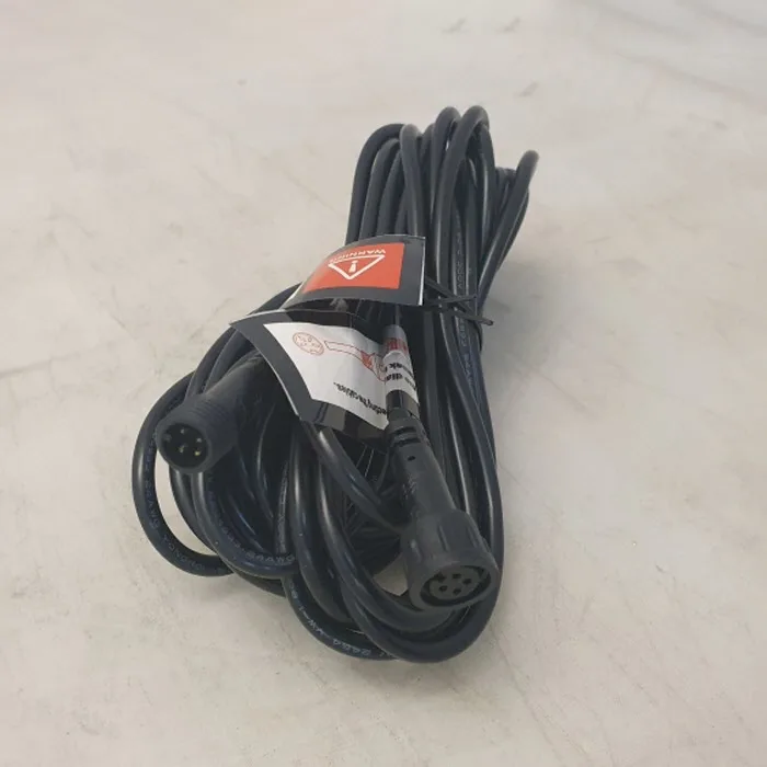 Czarny kabel z wtyczkami w widoku z przodu, Steinberg