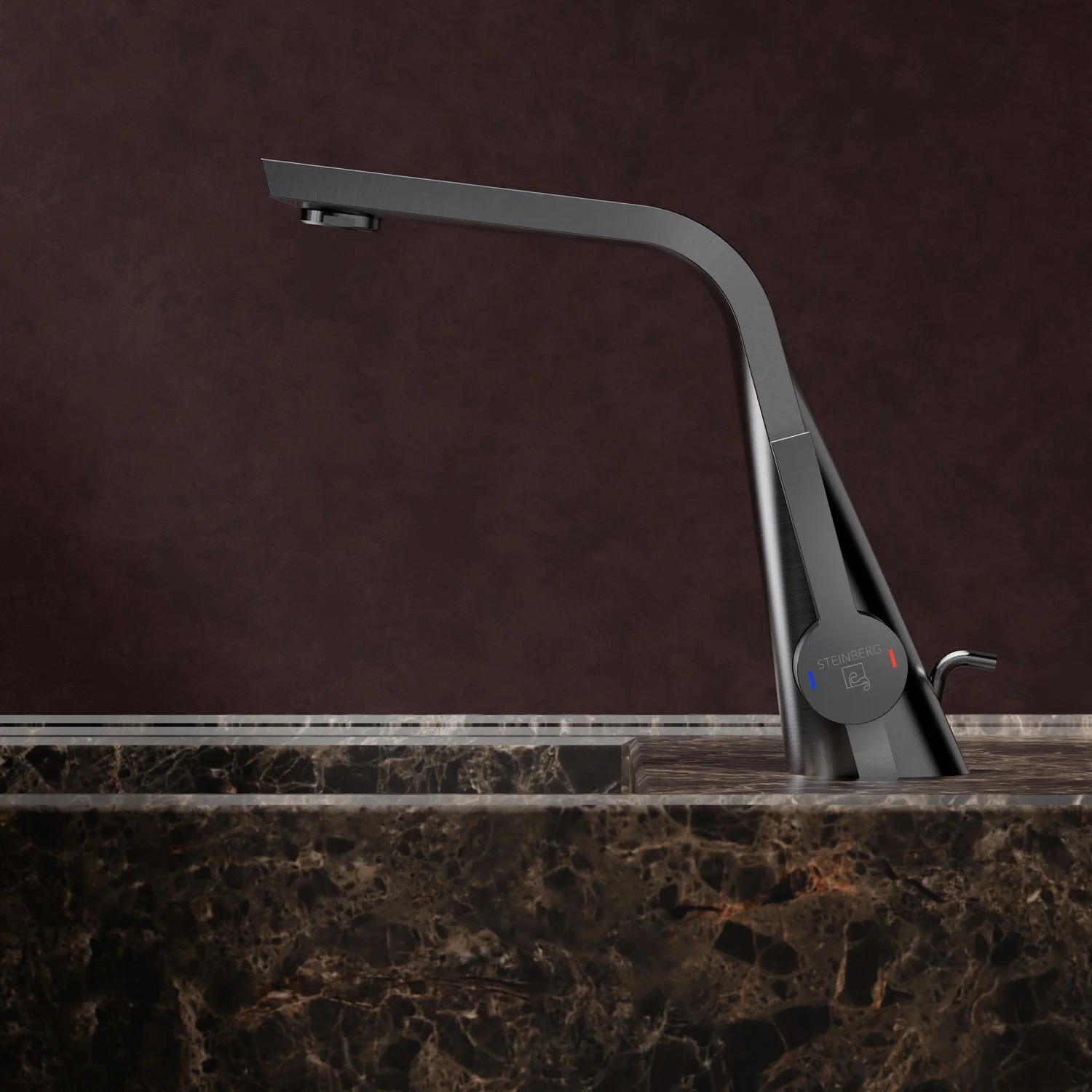 Ciemnoszara bateria jednouchwytowa na ciemnym tle, Steinberg