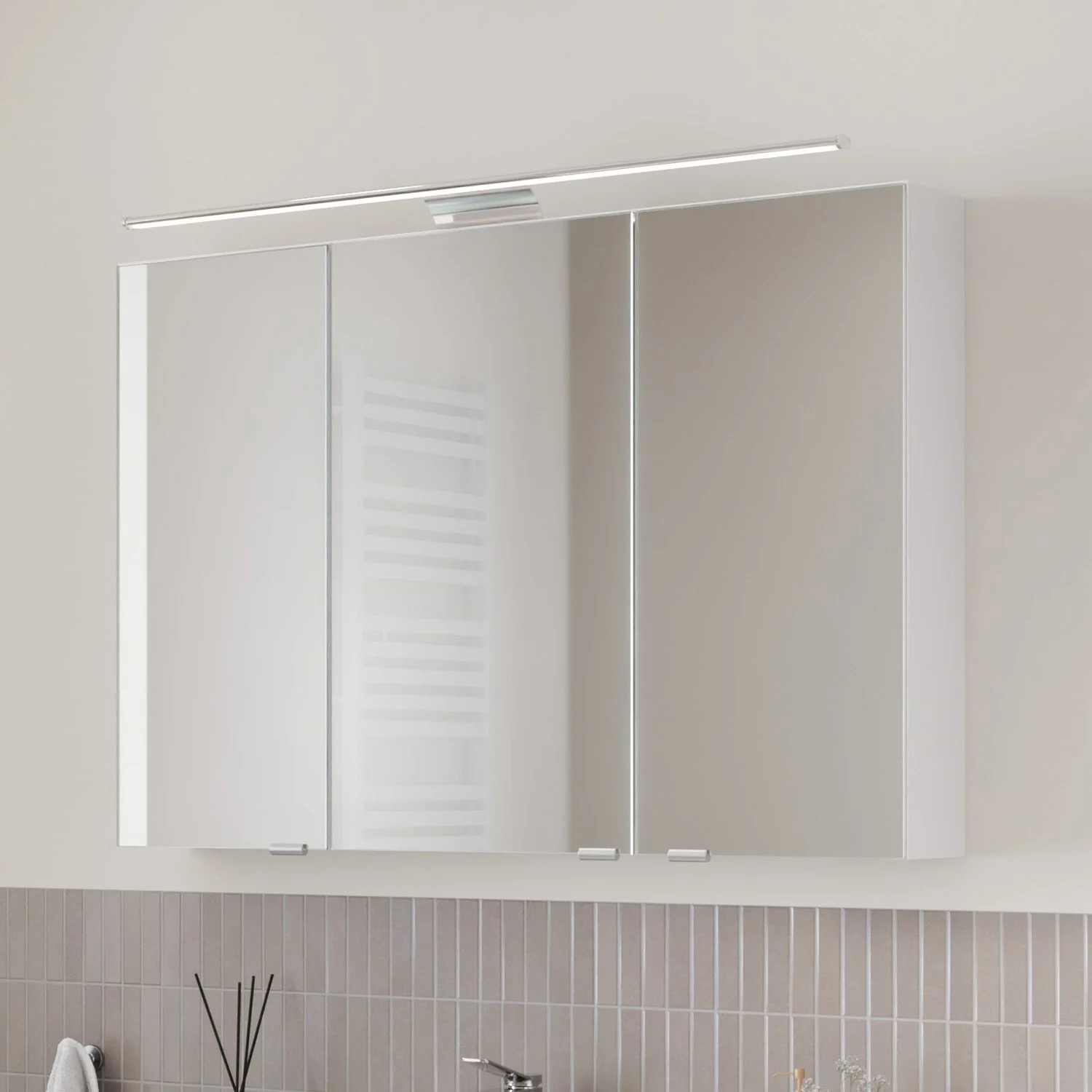 Steinkamp Living 2.0 Spiegelschrank 100 cm mit 3 Türen und LED-Aufsatzleuchte