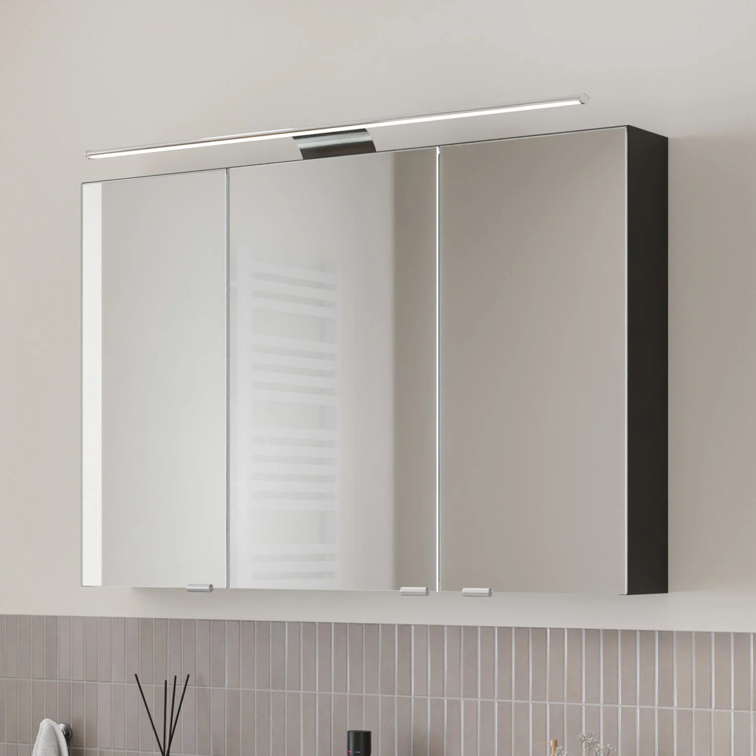 Steinkamp Living 2.0 Spiegelschrank 100 cm mit 3 Türen und LED-Aufsatzleuchte
