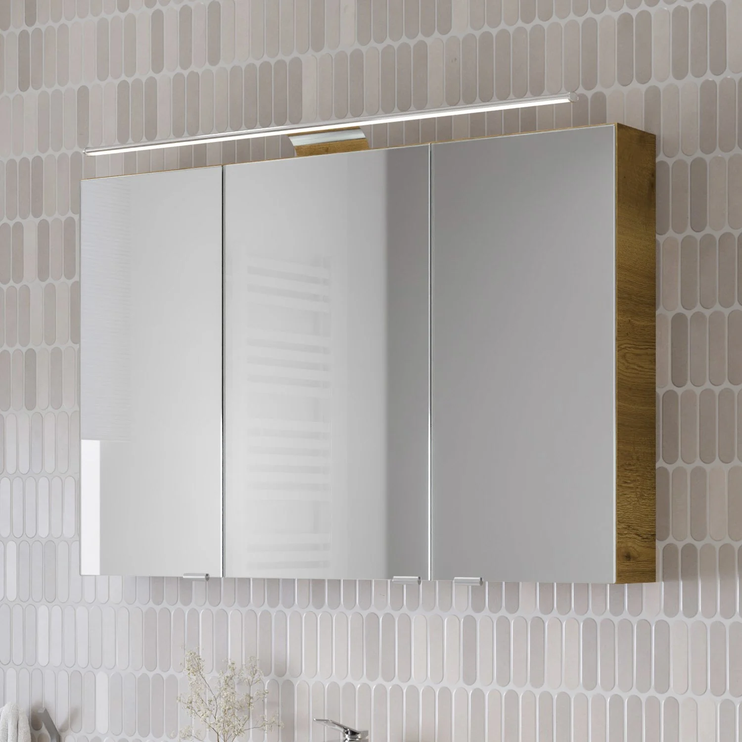 Steinkamp Living 2.0 Spiegelschrank 100 cm mit 3 Türen und LED-Aufsatzleuchte