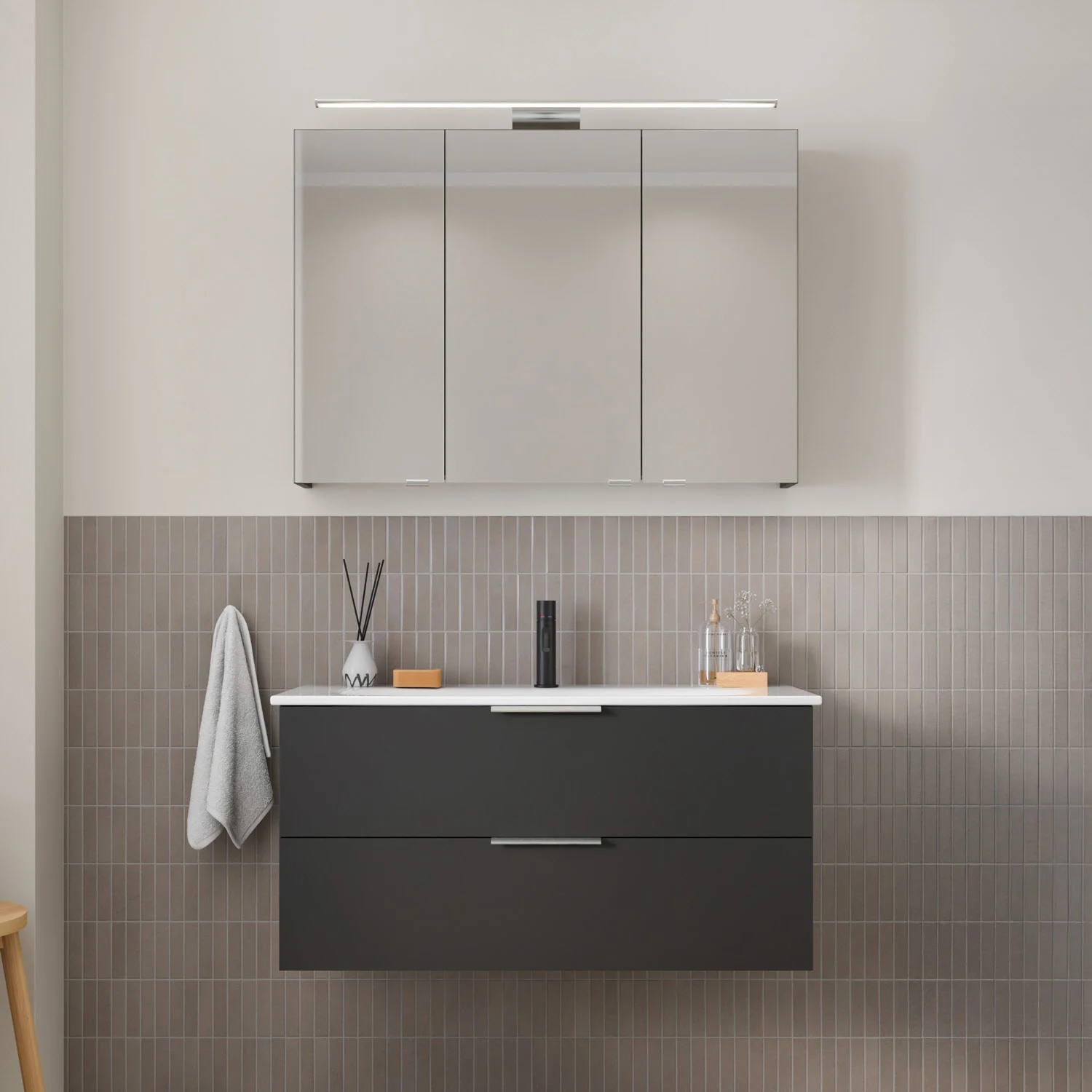 Steinkamp Living 2.0 Spiegelschrank 100 cm mit 3 Türen und LED-Aufsatzleuchte Bild 5
