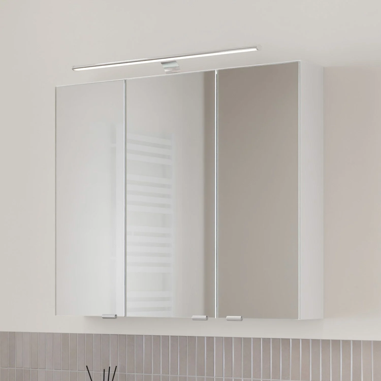Steinkamp Living 2.0 Spiegelschrank 80 cm mit 3 Türen und LED-Aufsatzleuchte