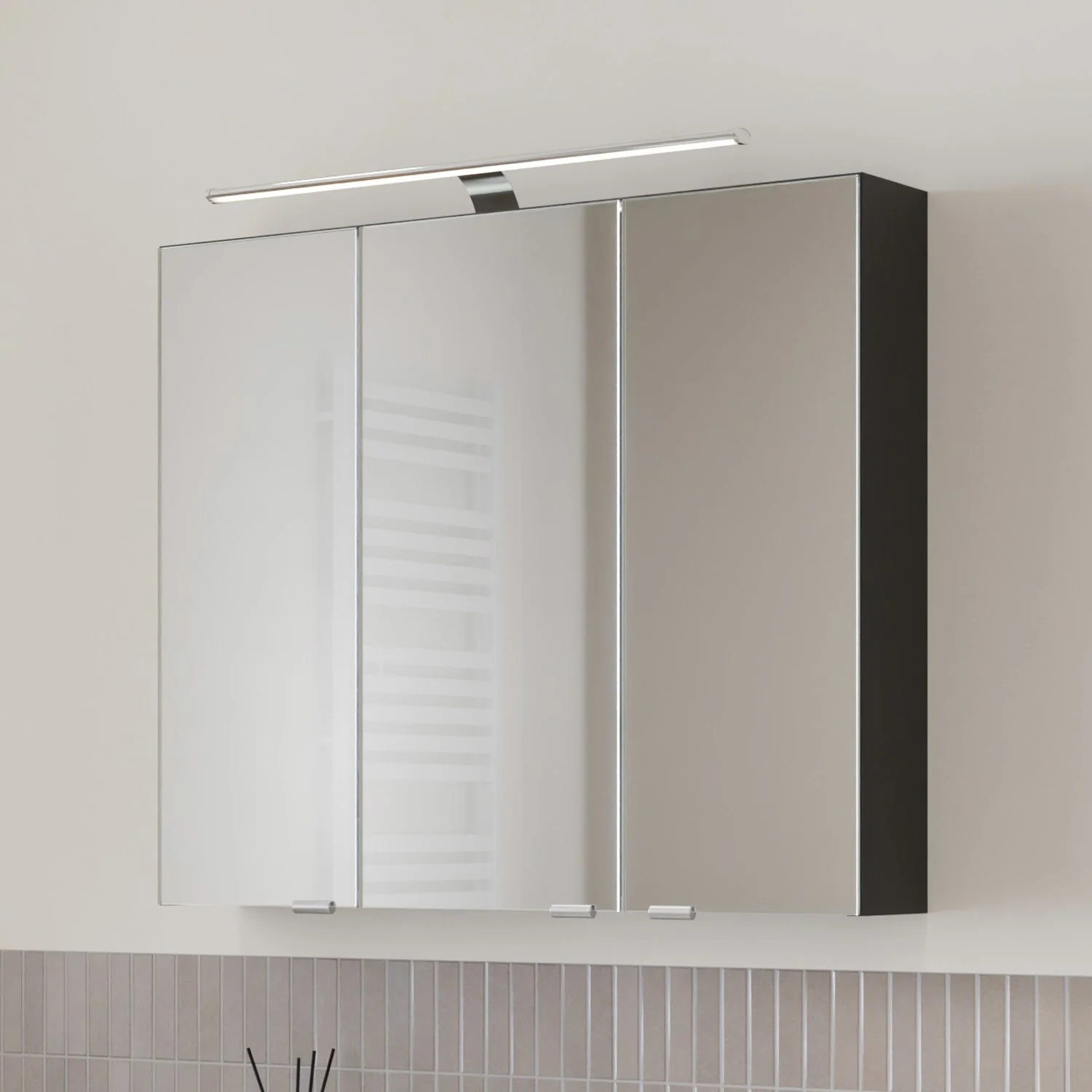Steinkamp Living 2.0 Spiegelschrank 80 cm mit 3 Türen und LED-Aufsatzleuchte