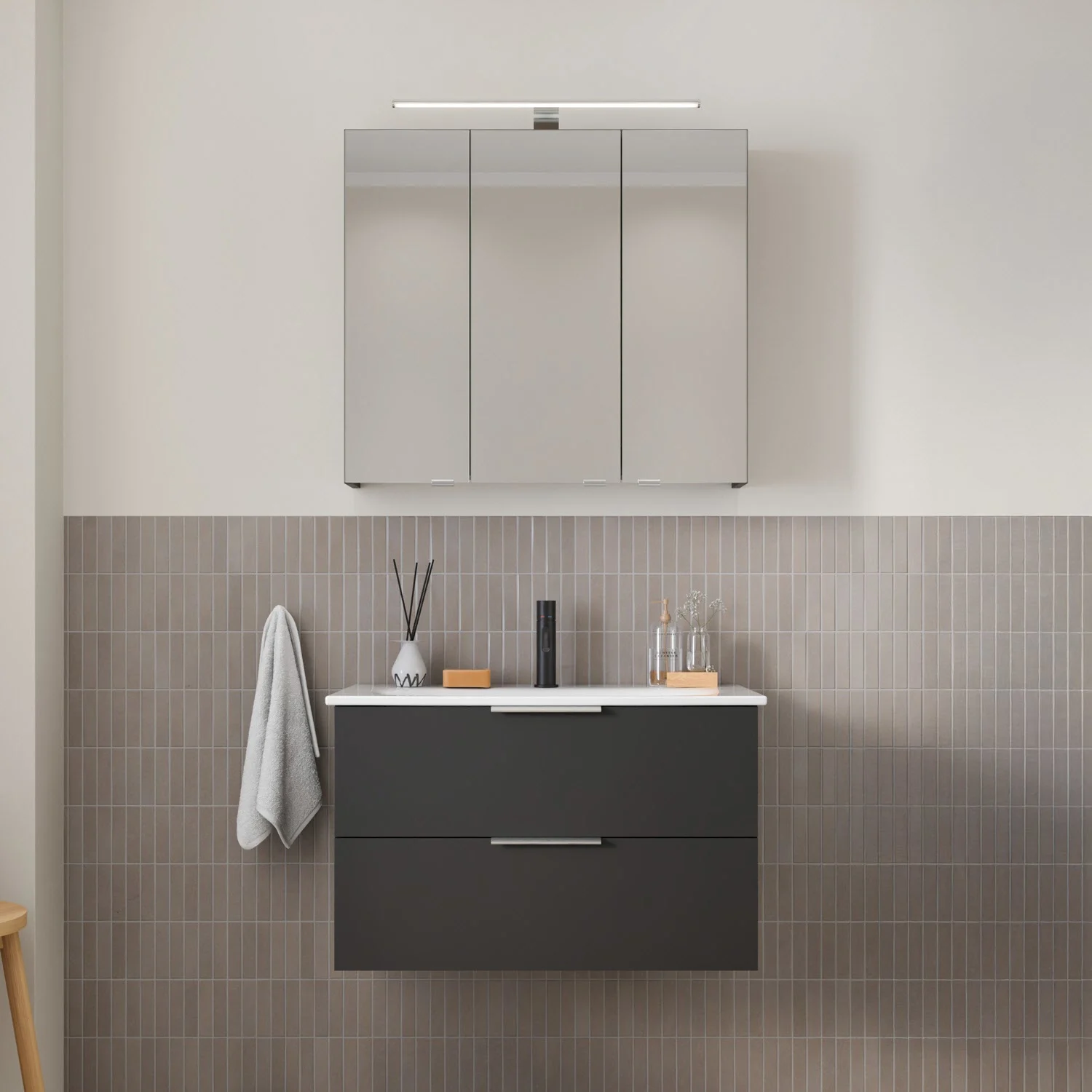 Steinkamp Living 2.0 Spiegelschrank 80 cm mit 3 Türen und LED-Aufsatzleuchte Bild 5