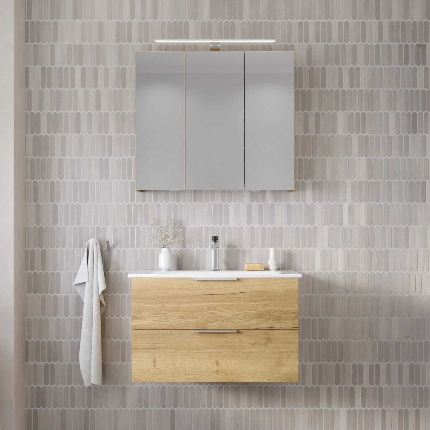 Steinkamp Living 2.0 Spiegelschrank 80 cm mit 3 Türen und LED-Aufsatzleuchte Bild 5