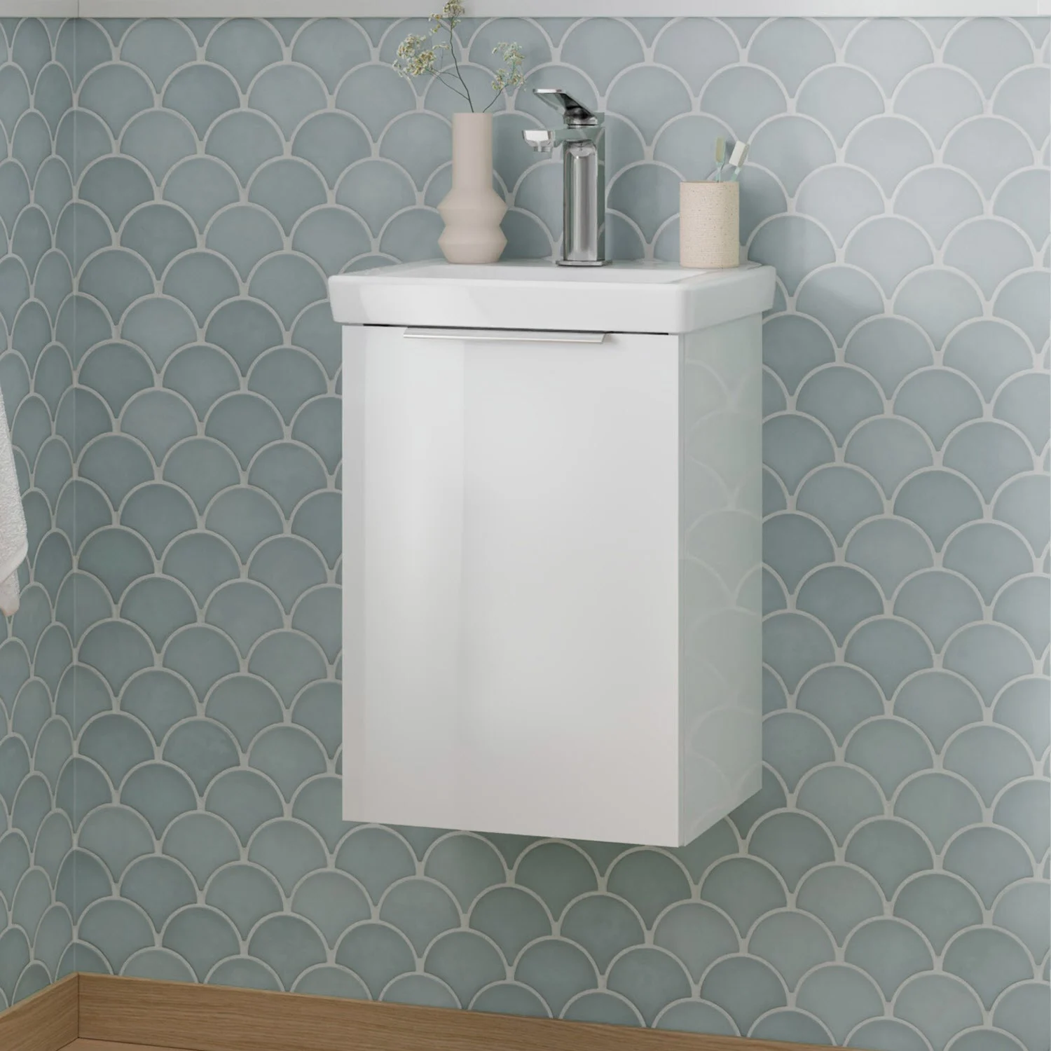 Biała umywalka na tle niebieskiej ściany z płytek, Steinkamp