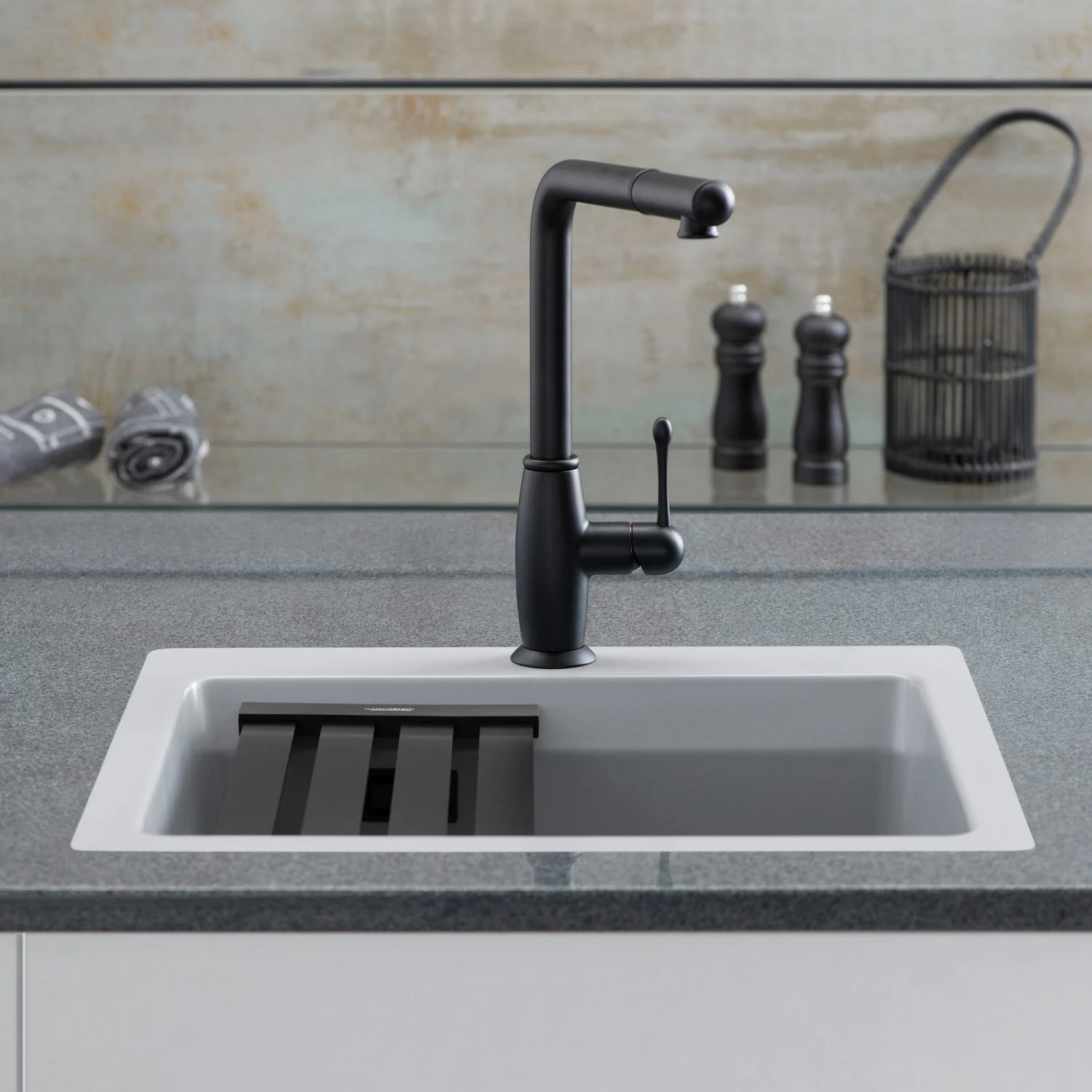 Zlewozmywak ceramiczny z czarną baterią w kuchni, Systemceram