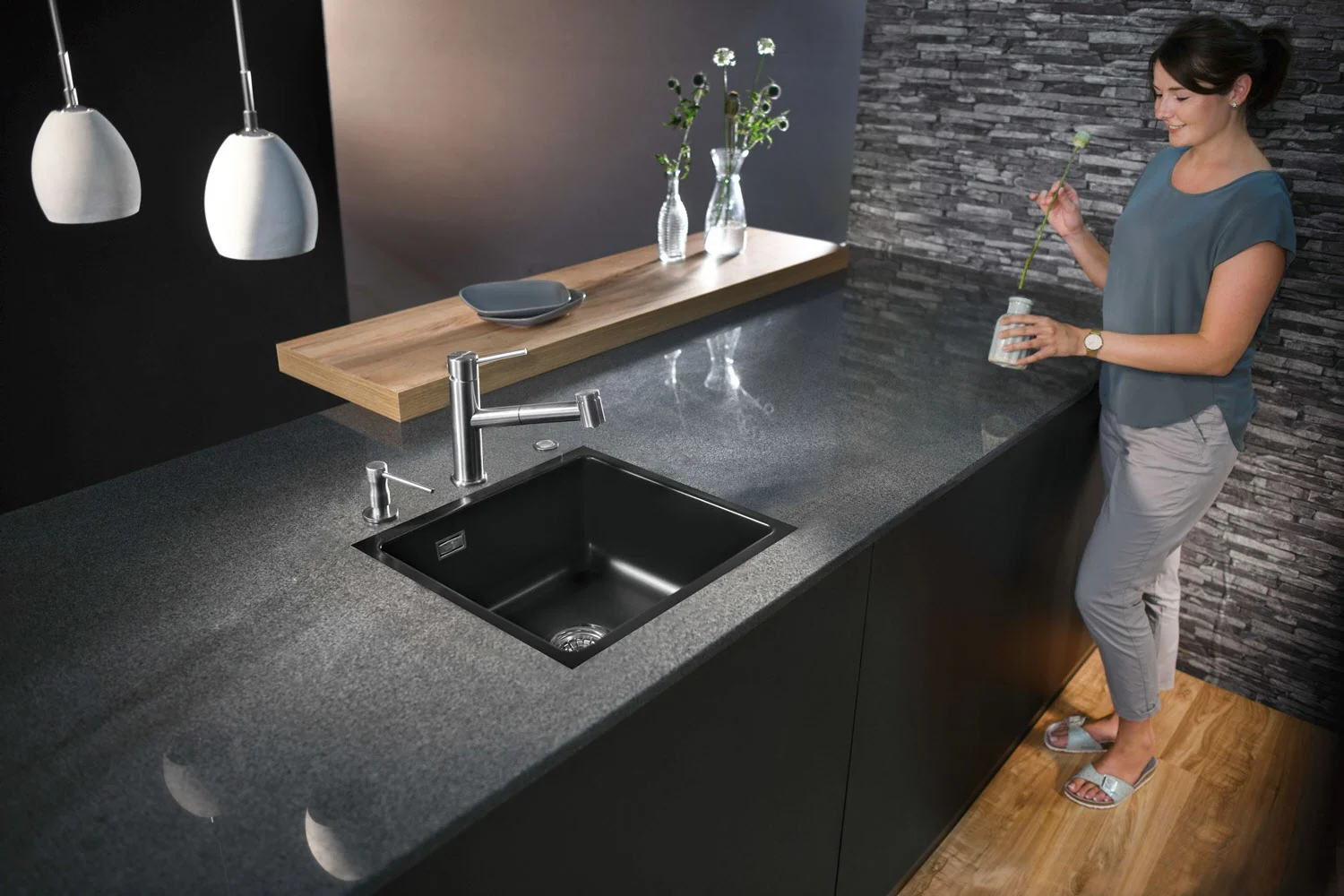 Nowoczesna kuchnia z ceramicznym zlewem i kobietą, Systemceram