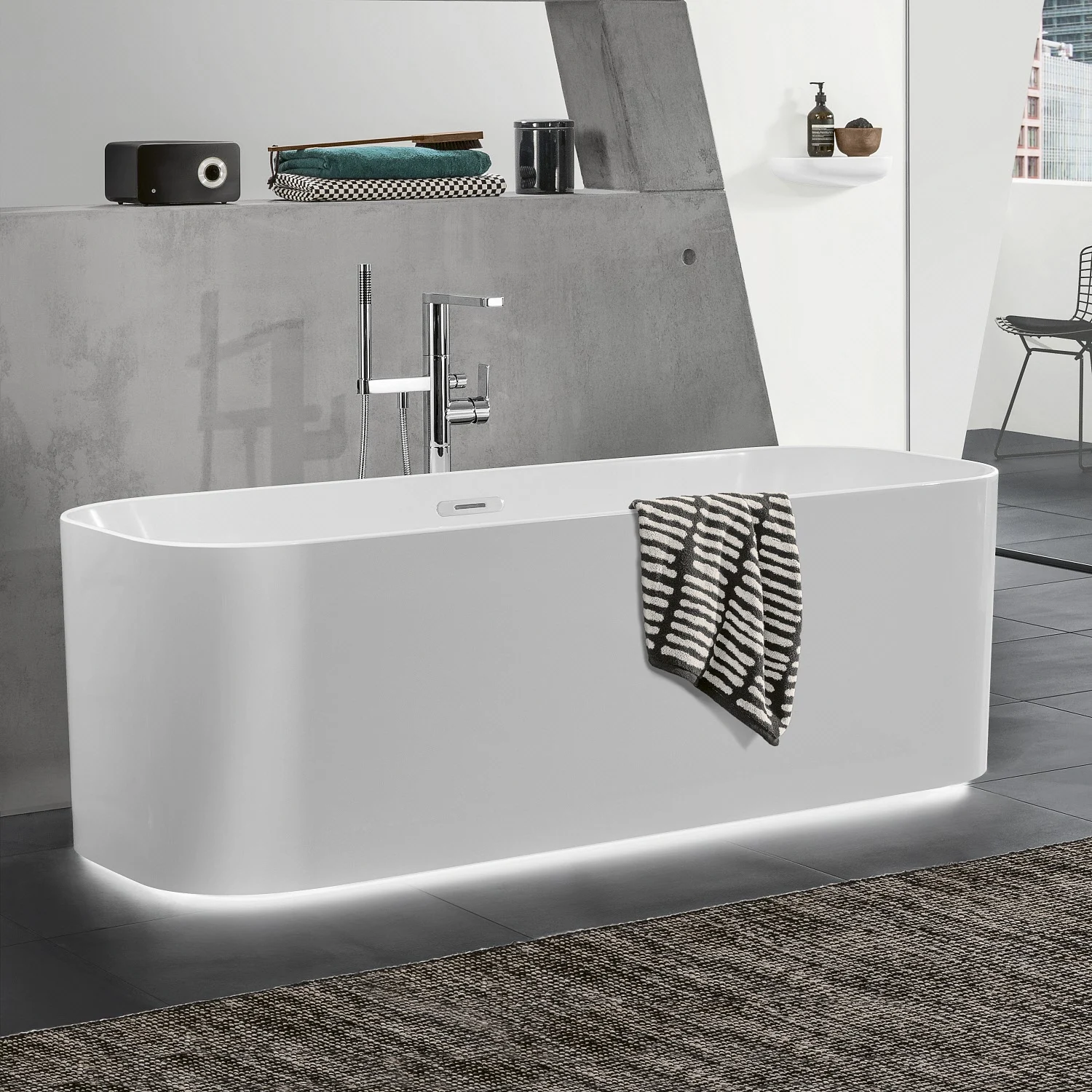 Villeroy & Boch Finion freistehende Badewanne 170 x 70 cm mit Emotion-Funktion, Wasserzulauf