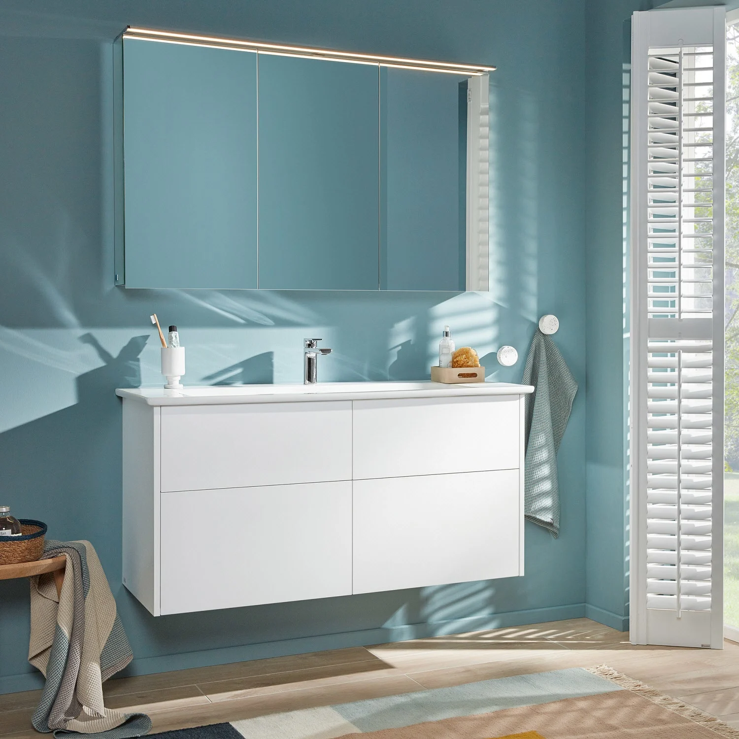 Villeroy & Boch Finero Waschtischunterschrank 120 cm mit Waschtisch und Spiegelschrank, 4 Auszüge Villeroy & Boch Finero Waschtischunterschrank 120 cm mit Waschtisch und Spiegelschrank, 4 Auszüge