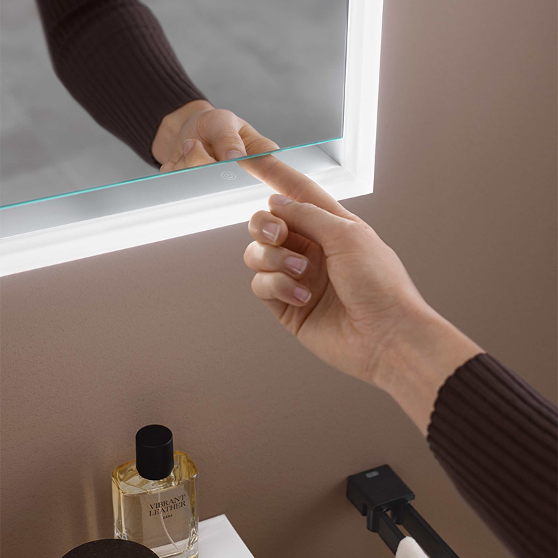 Entdecken Sie den neuen LED-Lichtspiegelschrank LOFT emco Bad