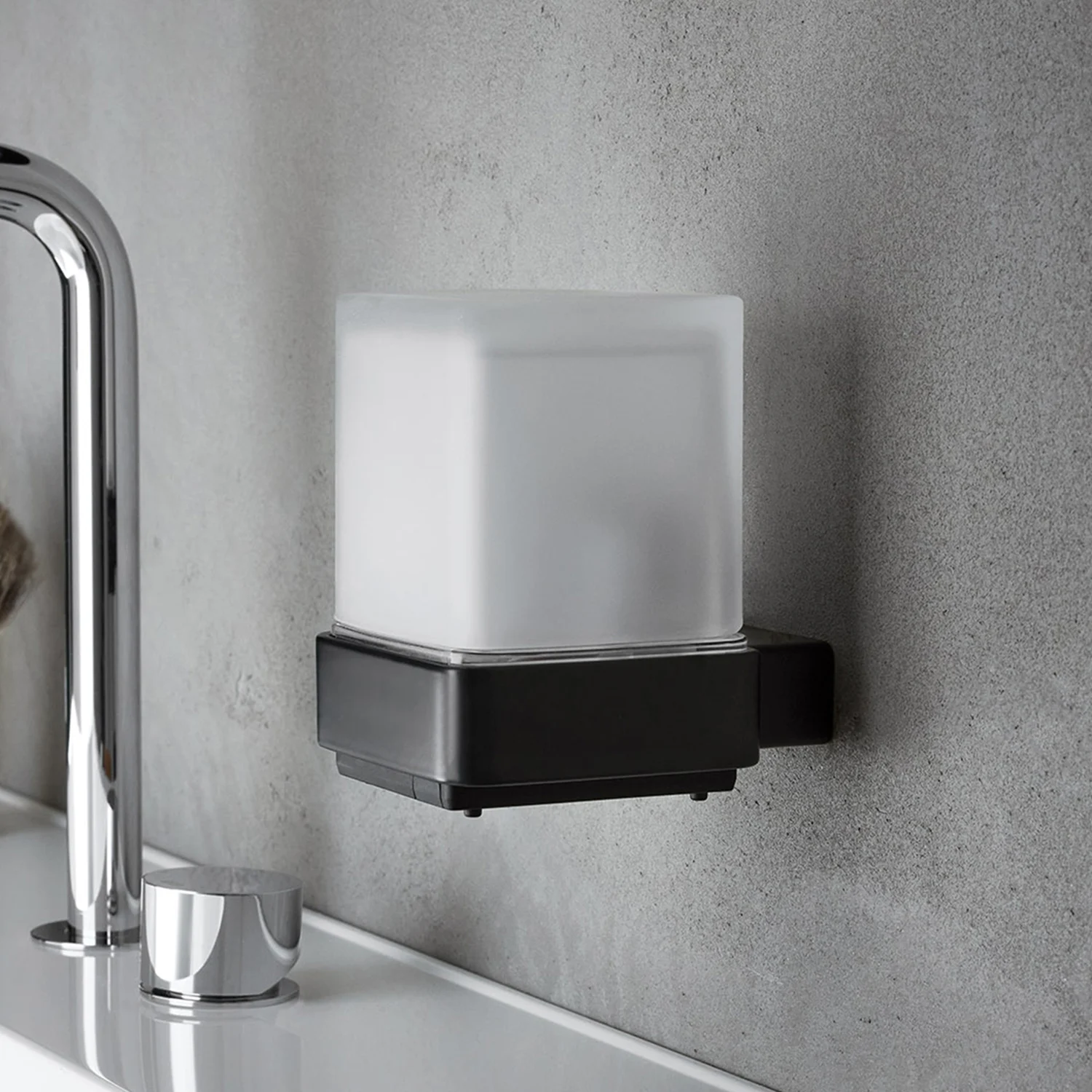 Emco Loft Sensor-Seifenspender mit Stülpbecher aus satiniertem Kristallglas