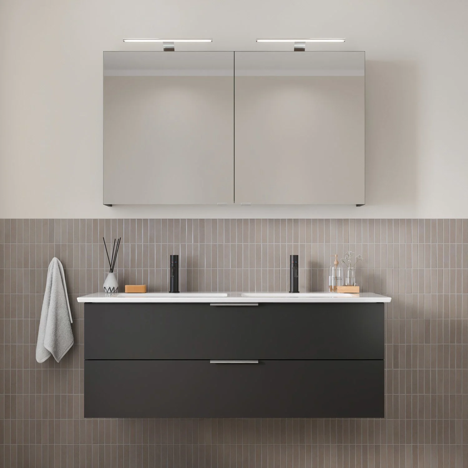 Steinkamp Living 2.0 / Villeroy & Boch Venticello CeramicPlus Badmöbel Set 130 cm mit Spiegelschrank, 2 Drehtüren