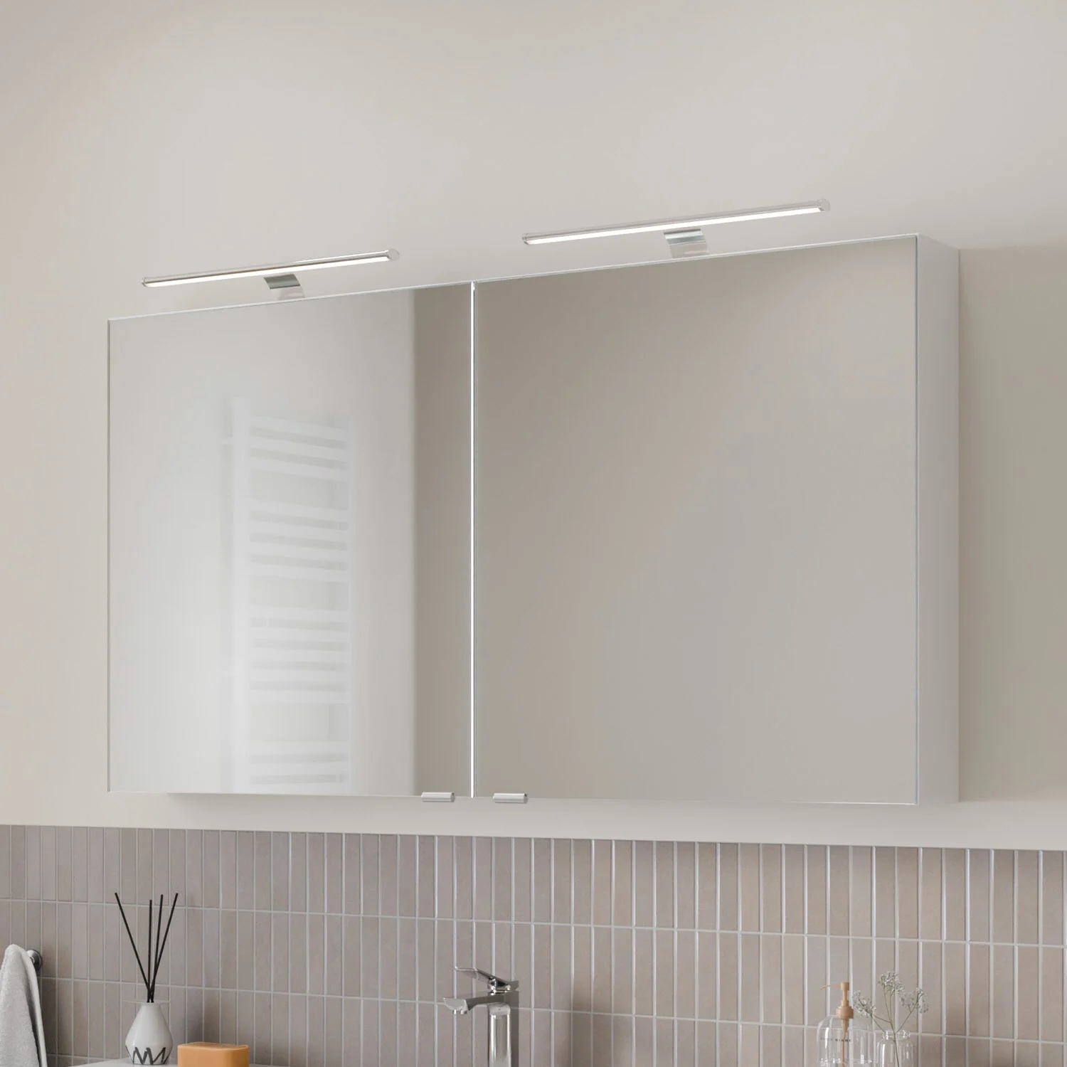 Steinkamp Living 2.0 Spiegelschrank 120 cm mit 2 Drehtüren, inkl. 2 LED-Aufsatzleuchten