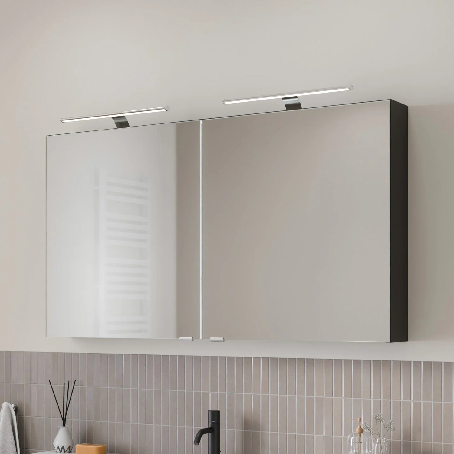 Steinkamp Living 2.0 Spiegelschrank 120 cm mit 2 Drehtüren, inkl. 2 LED-Aufsatzleuchten