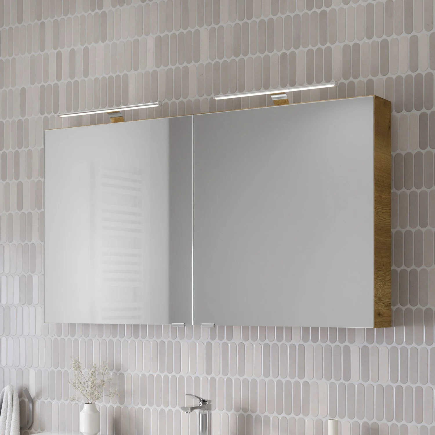 Steinkamp Living 2.0 Spiegelschrank 120 cm mit 2 Drehtüren, inkl. 2 LED-Aufsatzleuchten