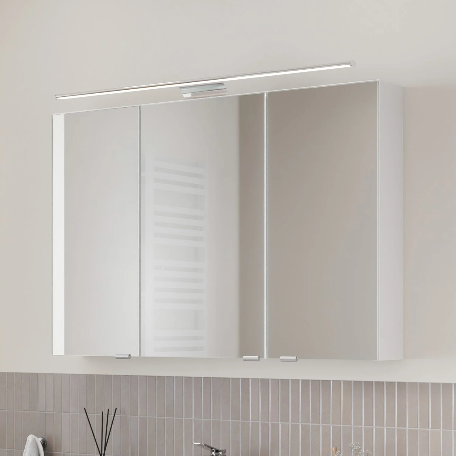 Steinkamp Living 2.0 Spiegelschrank 100 cm mit 3 Drehtüren, inkl. LED-Aufsatzleuchte