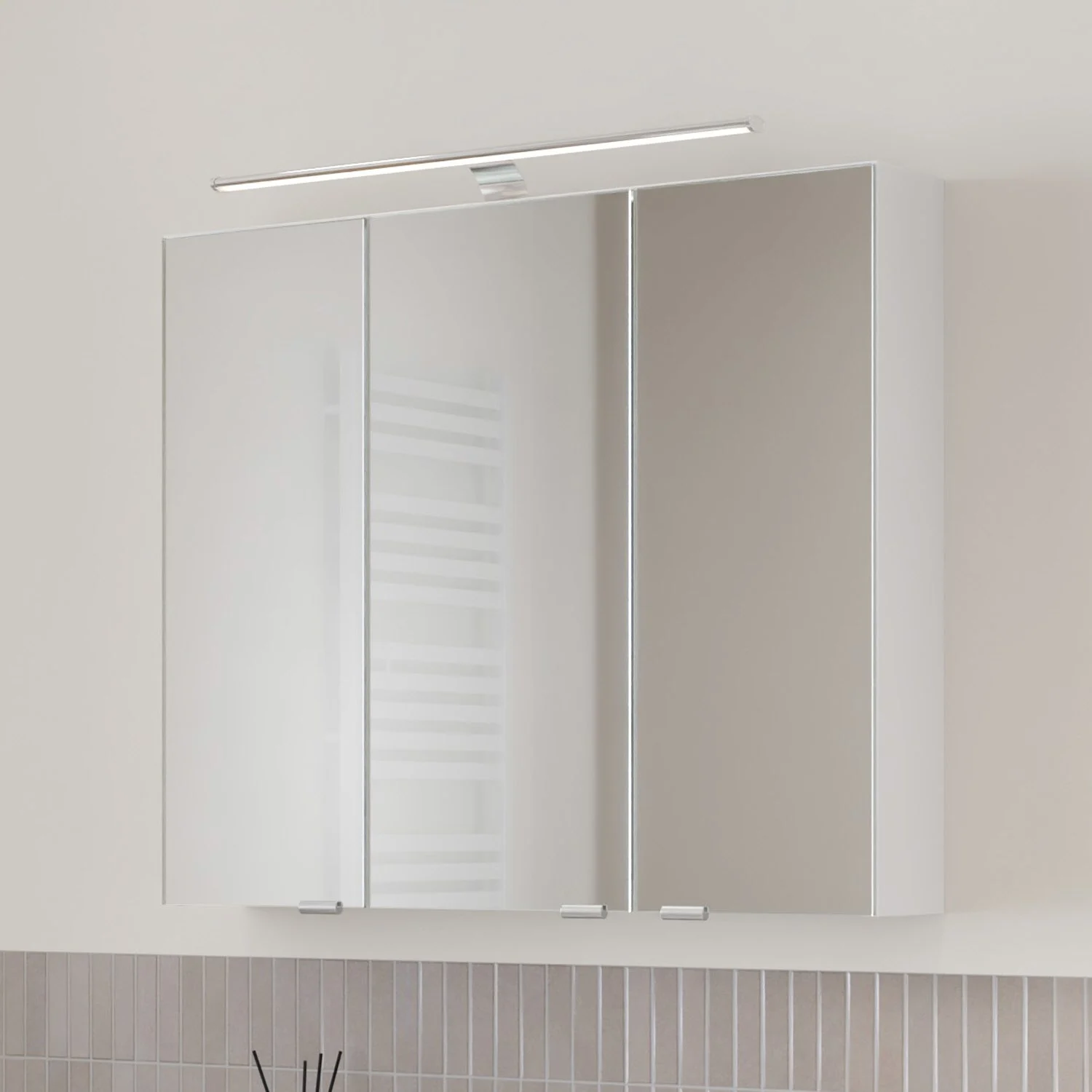 Steinkamp Living 2.0 Spiegelschrank 80 cm mit 3 Drehtüren, inkl. LED-Aufsatzleuchte