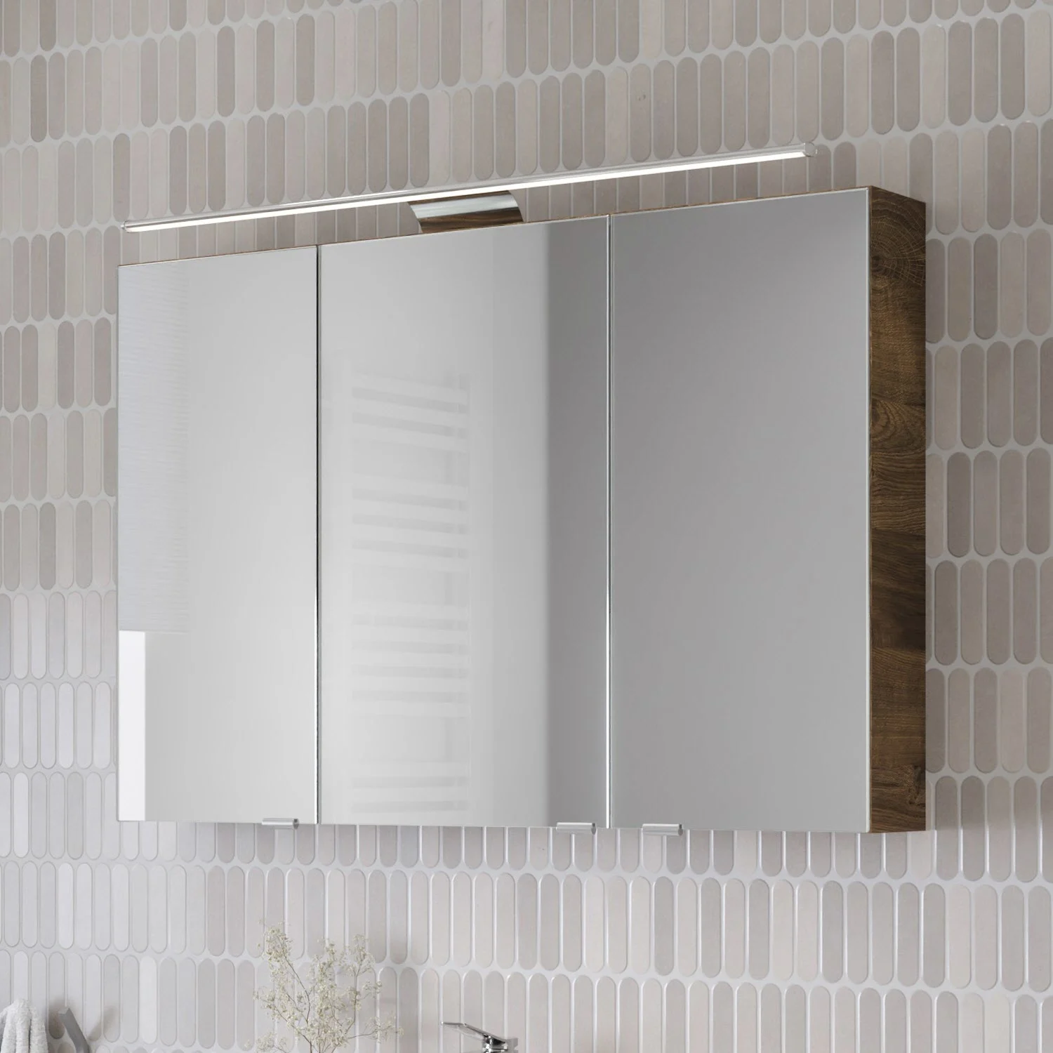 Steinkamp Living 2.0 Spiegelschrank 100 cm mit 3 Drehtüren, inkl. LED-Aufsatzleuchte