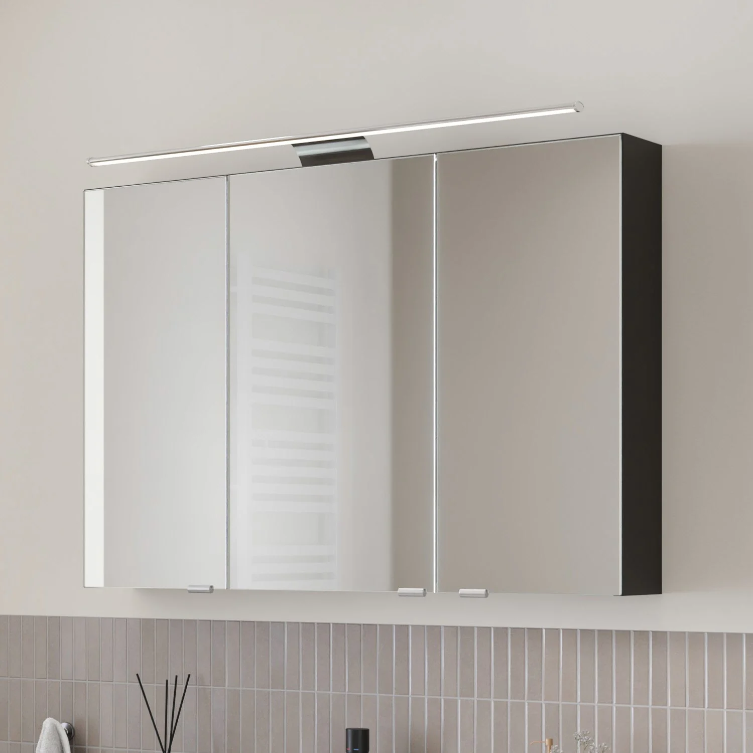 Steinkamp Living 2.0 Spiegelschrank 100 cm mit 3 Drehtüren, inkl. LED-Aufsatzleuchte