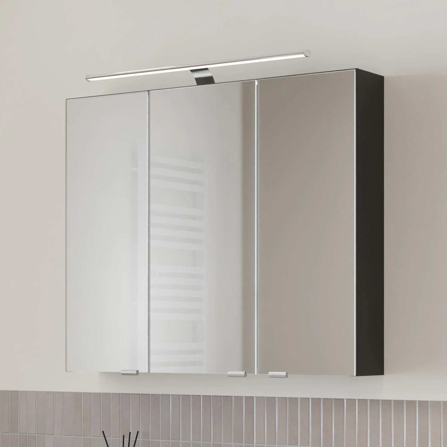 Steinkamp Living 2.0 Spiegelschrank 80 cm mit 3 Drehtüren, inkl. LED-Aufsatzleuchte