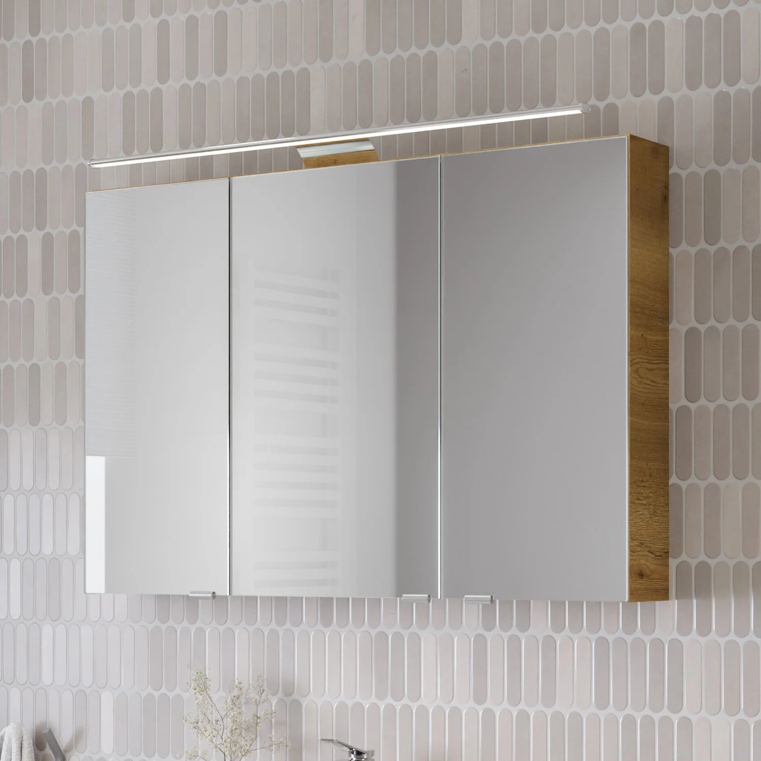 Steinkamp Living 2.0 Spiegelschrank 100 cm mit 3 Drehtüren, inkl. LED-Aufsatzleuchte