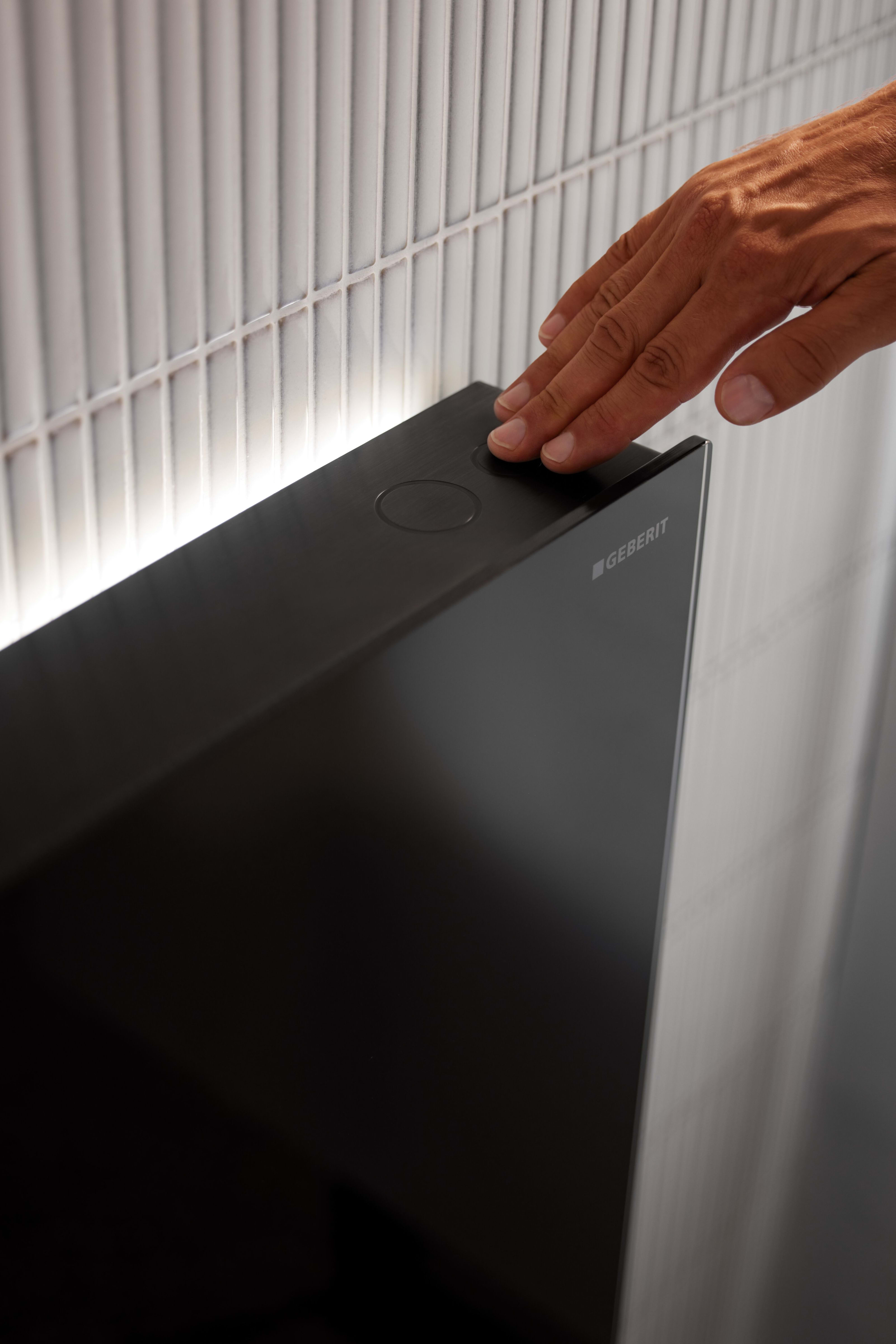 Soft-Touch-Tasten und ComfortLight des Geberit Monolith Plus