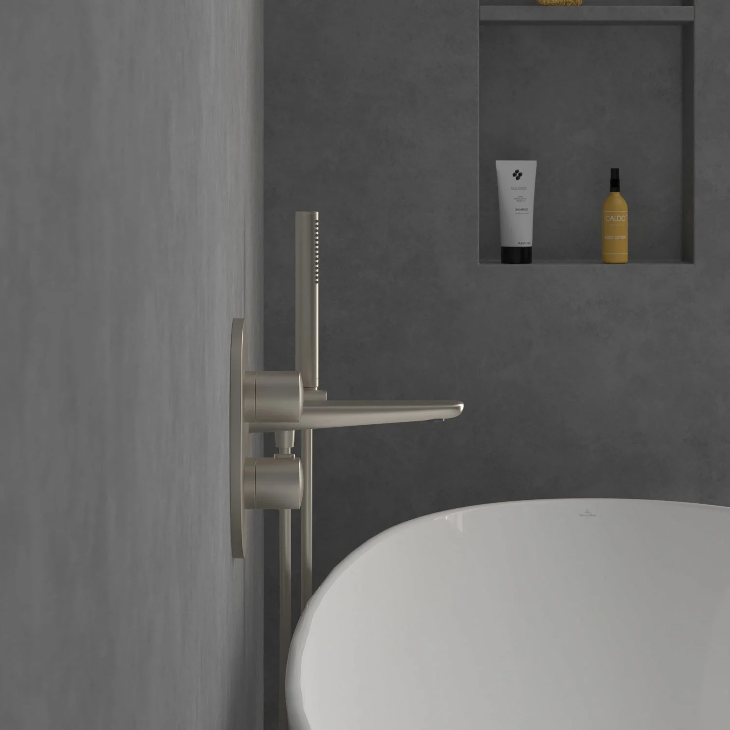 Niklowana bateria obok wanny w nowoczesnej łazience, Villeroy & Boch