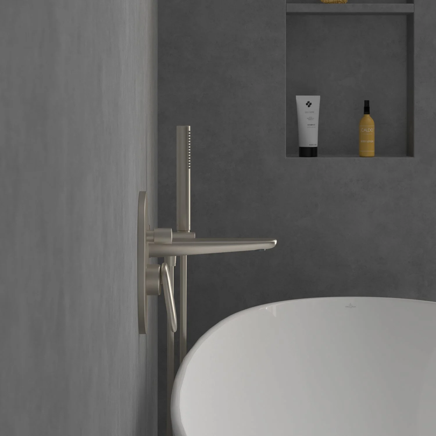 Niklowana bateria obok wanny w nowoczesnej łazience, Villeroy & Boch