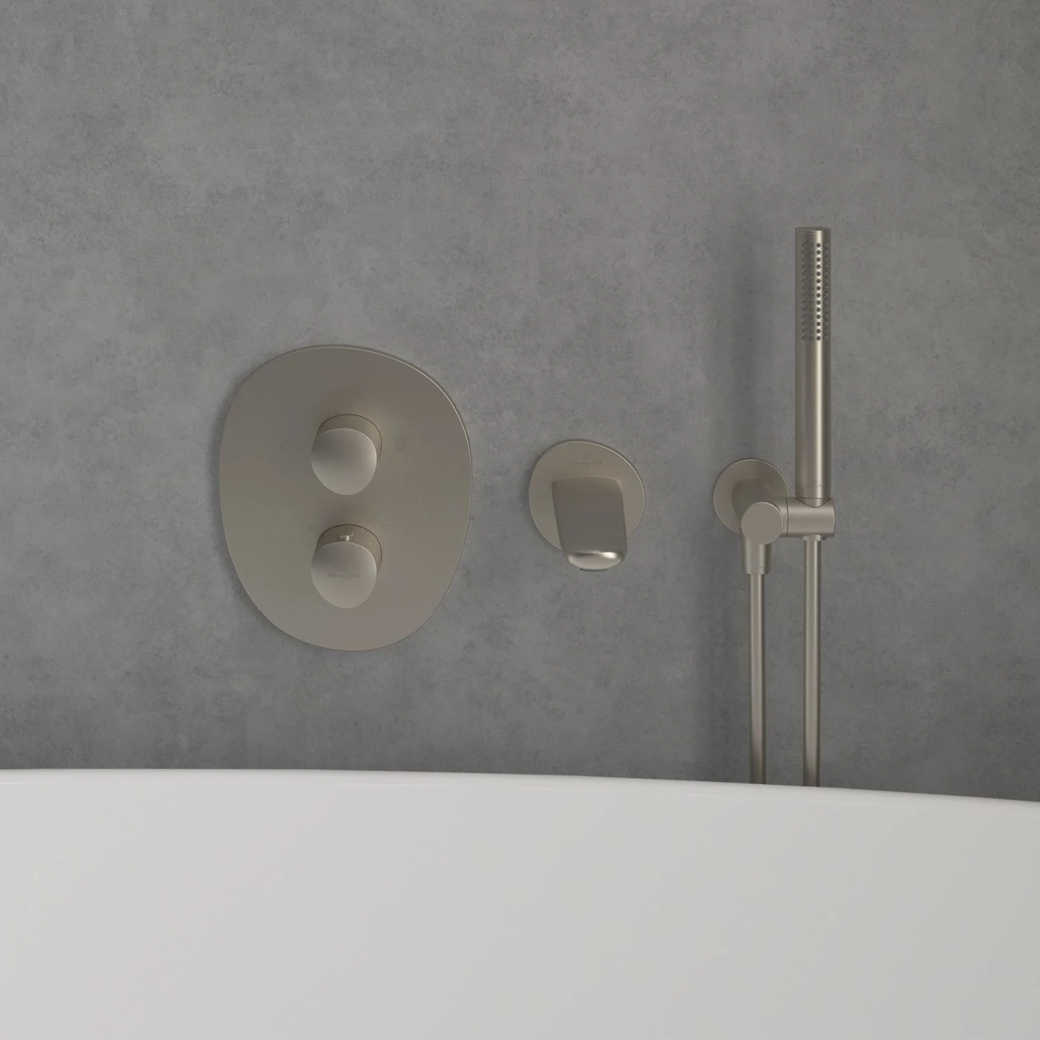 Zbliżenie szczotkowanej baterii na ścianie, Villeroy & Boch