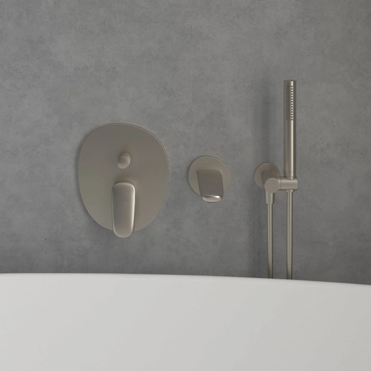 Niklowana bateria i dźwignia na szarej ścianie, Villeroy & Boch