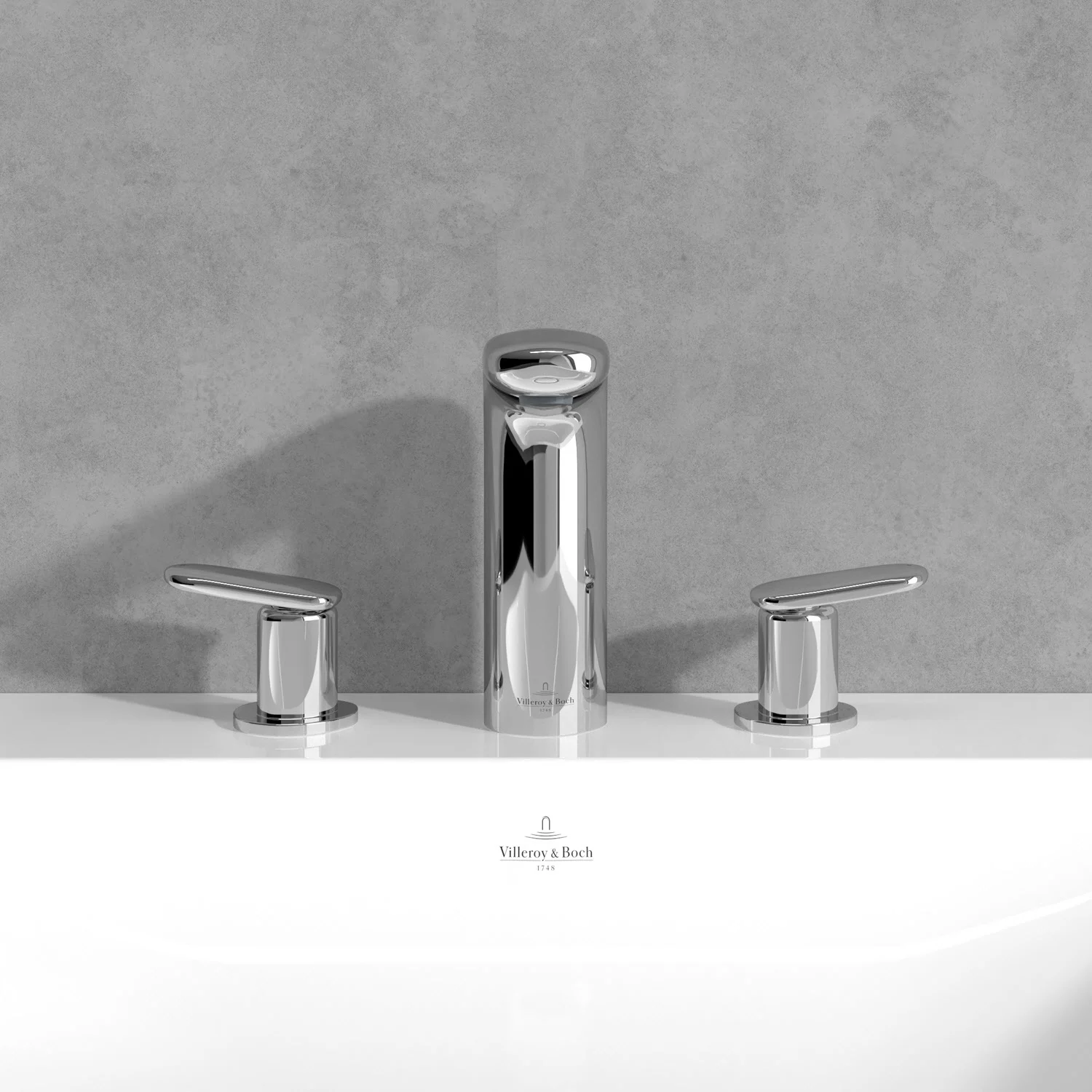 Chromowana bateria trzyotworowa na tle szarej ściany w łazience, Villeroy & Boch