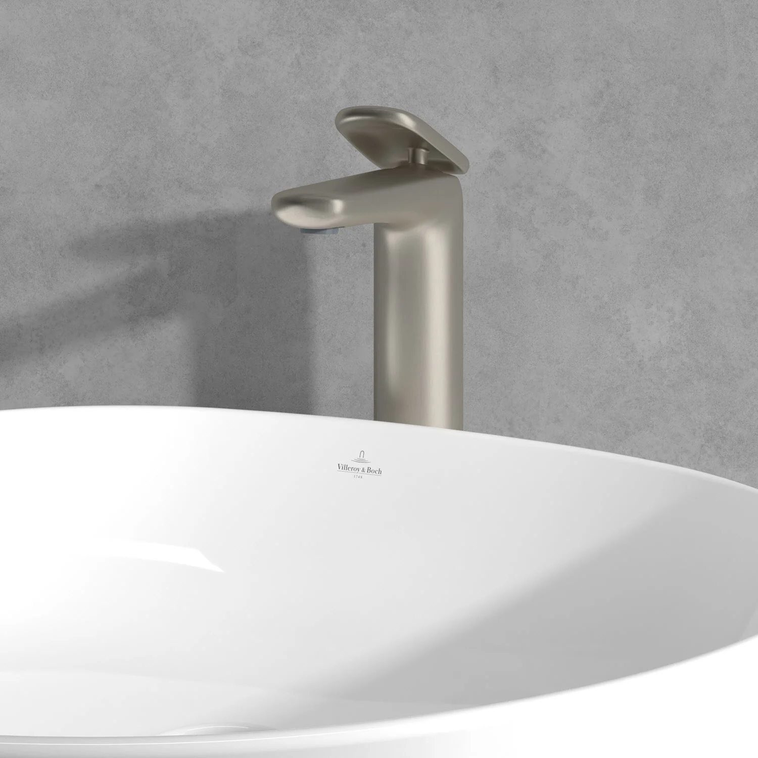 Zbliżenie na umywalkę z niklowaną baterią, Villeroy & Boch