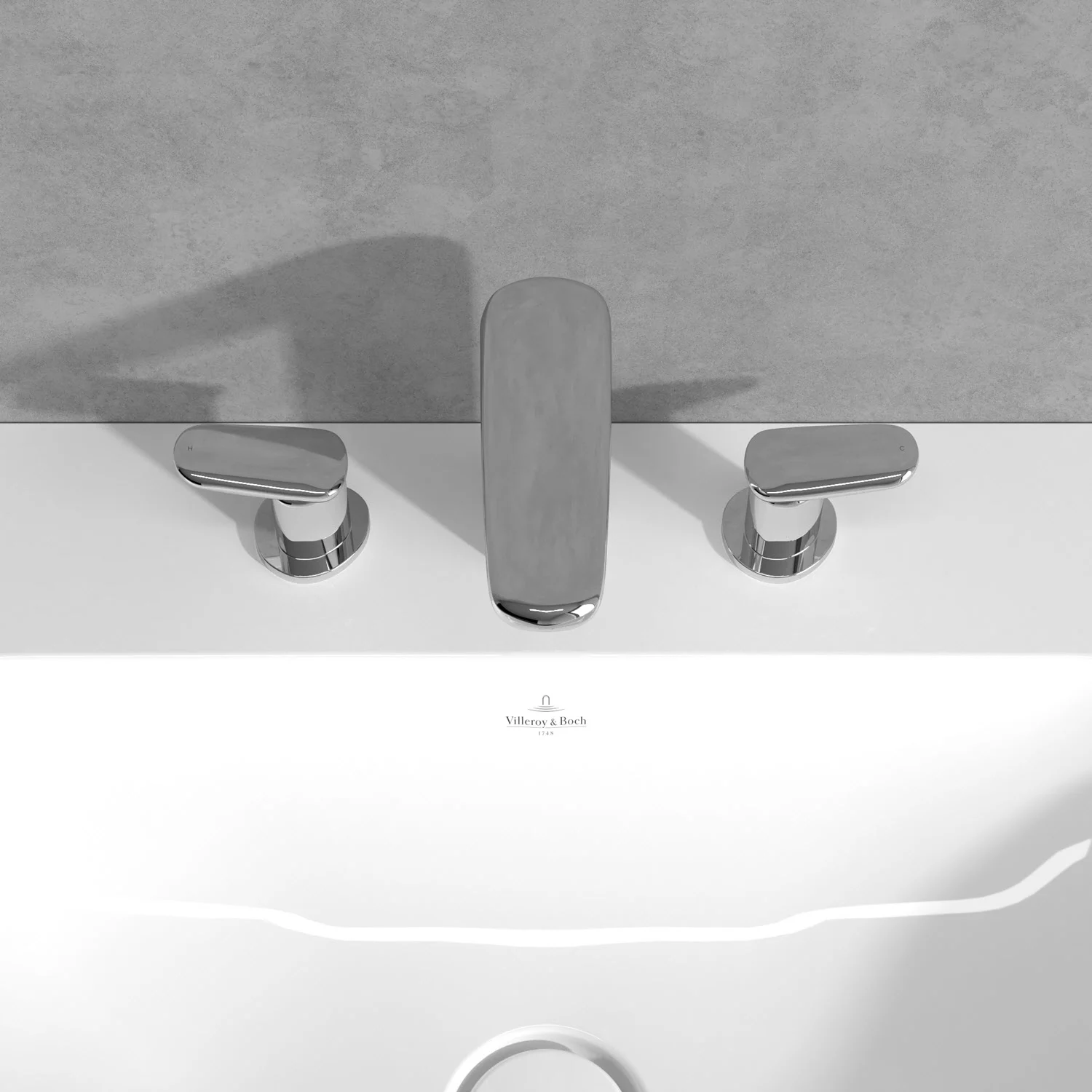 Chromowana bateria na białej umywalce, Villeroy & Boch
