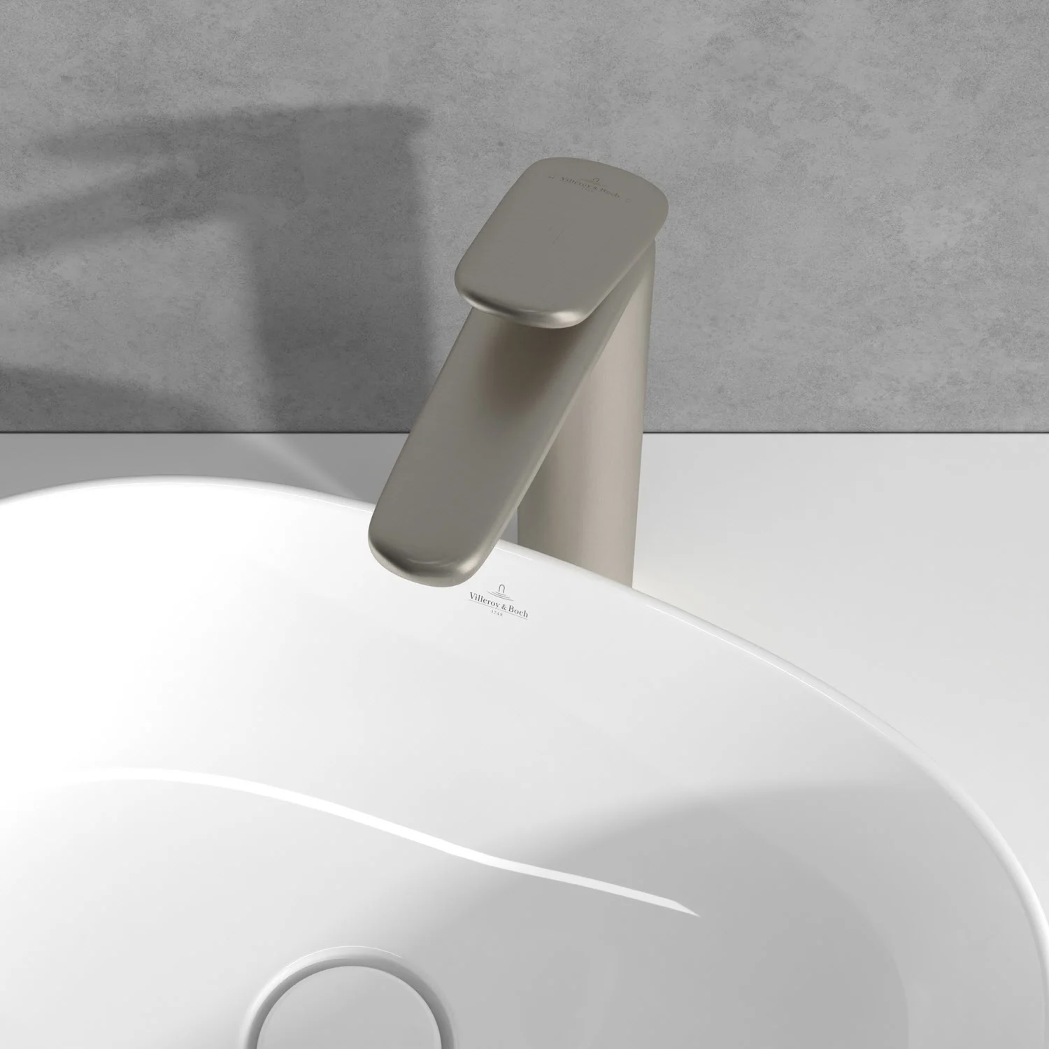 Biała umywalka z beżową baterią zbliżenie, Villeroy & Boch