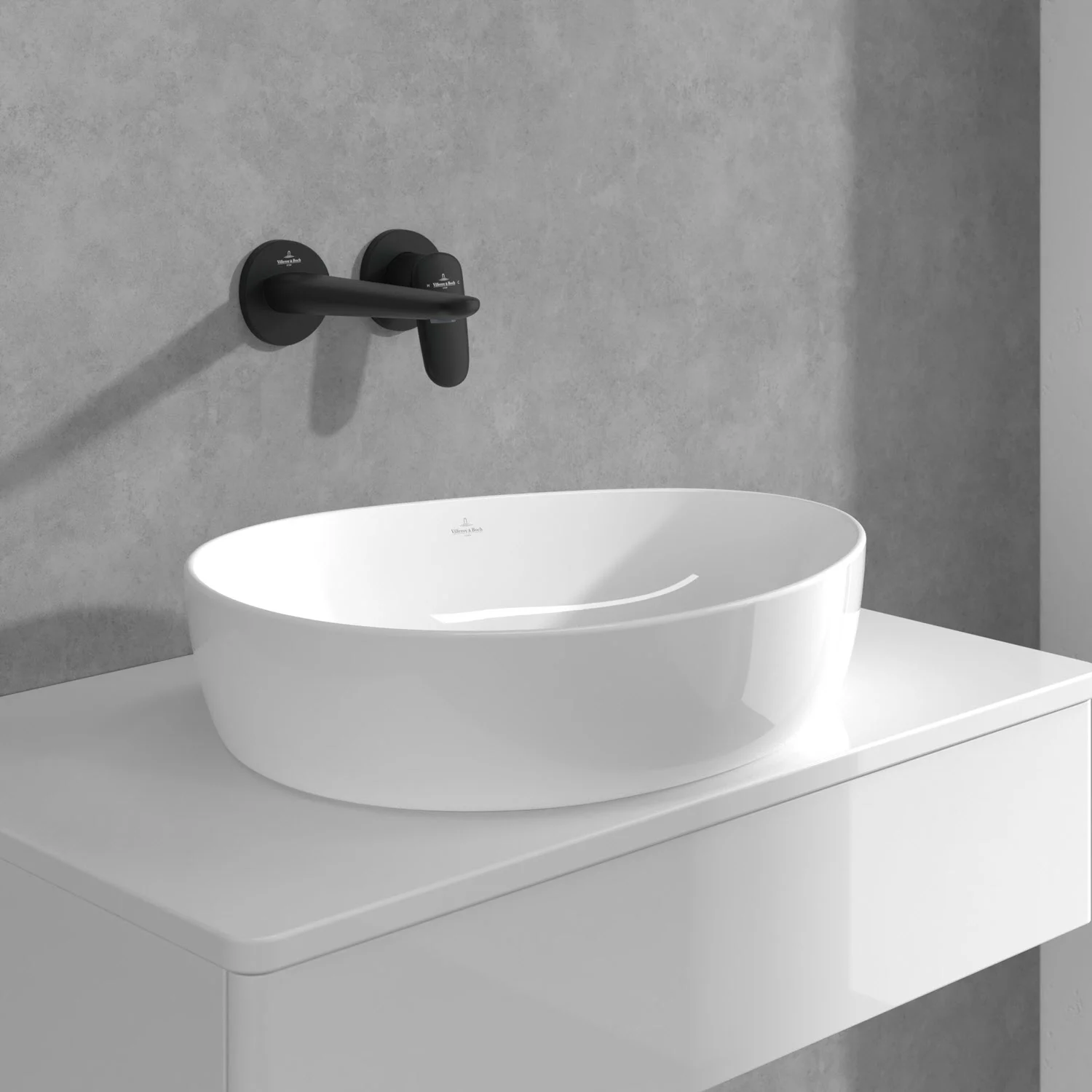 Owalna umywalka z czarną baterią ścienną, Villeroy & Boch