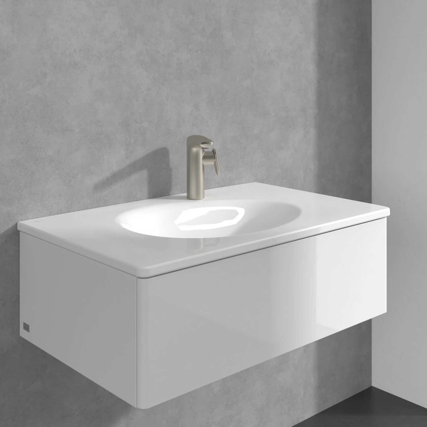 Umywalka z złotą baterią zbliżenie, Villeroy & Boch