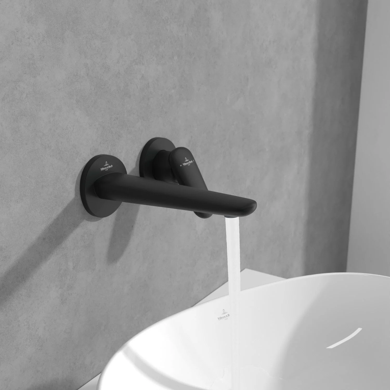 Czarna bateria ścienna z bieżącą wodą w łazience, Villeroy & Boch